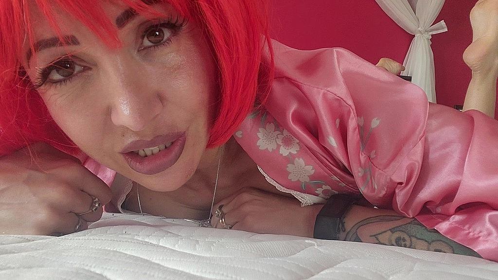 MILFwith Foot Fetish: HD Close-Up of Pissing and Ass Worship