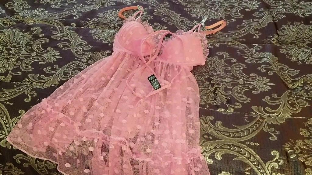 Blonde MILF bets and pees on losing partner in HD