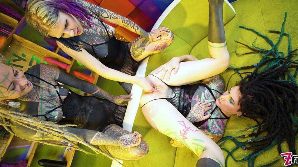 Anuskatzz, Illuz, and Serpienta's Lesbian Threesome with Anal Play and Double Penetration