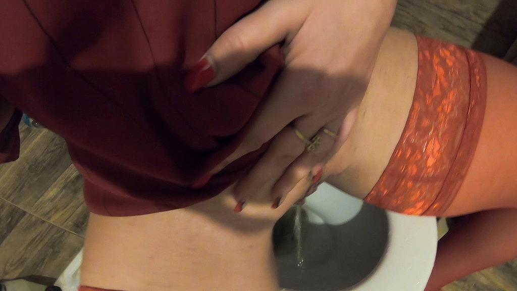 MilfyCalla's Intense Morning Fetish Session: HD MILF Pissing Video