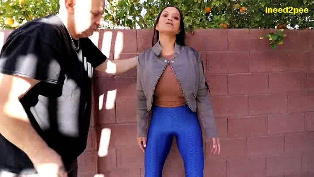 Jazmine Cruz, Diaperperv, Livewire: Desperate Pissing Session in yoga leggings