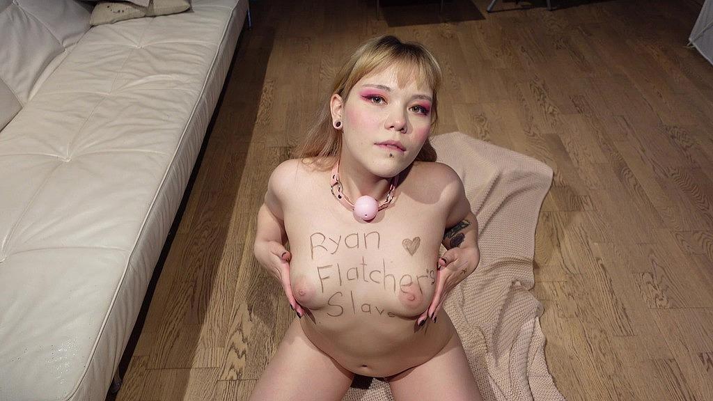 Blonde Solo: Beautiful Close-ups in HD Amateur Pissing Fetish Video