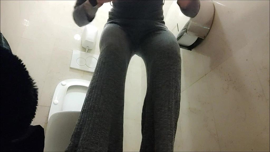 Real Redhead MILFs: Amateur Girl on Girl Peeing Session