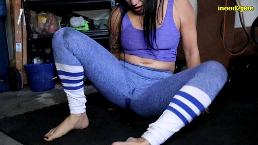 Sushii Xhyvette's Sexy Yoga Pants Pissing Session