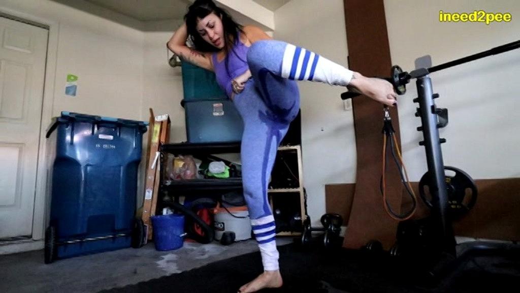 Sushii Xhyvette's Sexy Yoga Pants Pissing Session